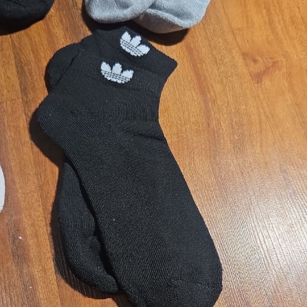 adidas Men's Athletic Socks - Black, Gray, and White NEW 4 PAIRS - Picture 3 of 7
